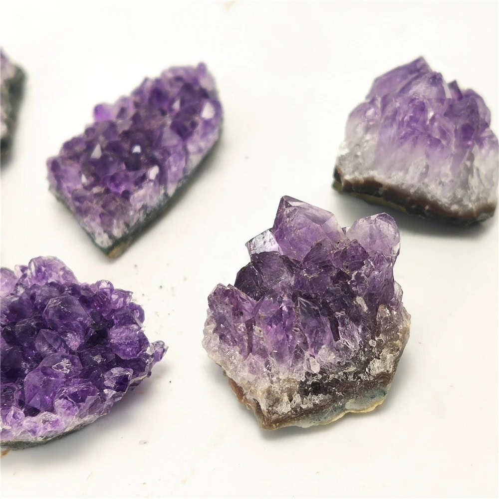 Améthystes brutes violettes, cristaux de quartz pour décoration et collection.