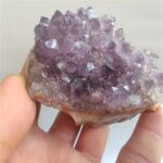Améthyste en géode, pierre précieuse violette, pour décoration ou collection.