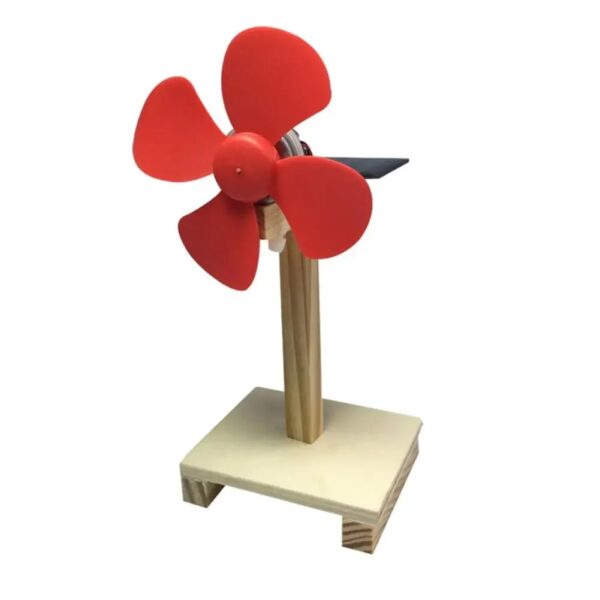 Ventilateur éolien miniature en bois et plastique rouge, parfait pour la décoration de bureau ou d'espace scientifique.