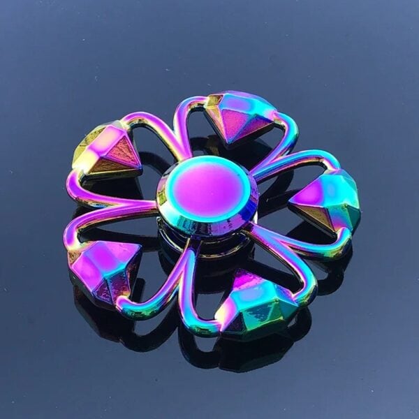 Pendentif en forme de fleur en métal irisé avec un centre coloré, idéal pour la décoration ou comme accessoire scientifique. Design élégant et brillant, parfait pour les amateurs de gadgets et objets.