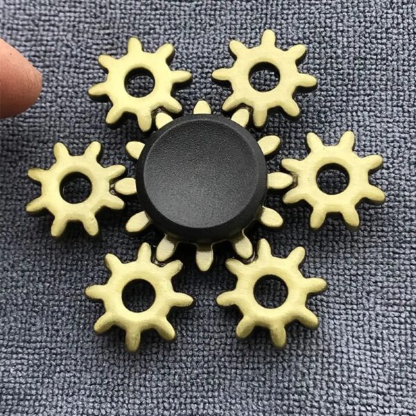 Pignon de moteur en plastique jaune avec engrenages en forme de roue dentée, utilisé pour des projets de robotique ou d'automatisation.
