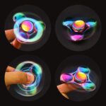Pendentif en verre de fidget spinner lumineux, coloré et hypnotique, parfait pour la décoration ou comme accessoire de collection.