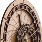 Horloge murale avec design scientifique en bois, affichant des détails précis et un style rétro. Parfaite pour la décoration de bureau ou d'espace d'étude.