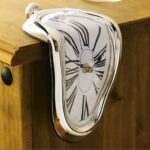 Horloge à effet melting déformée, style artistique, suspendue au bord d'une table en bois, création originale pour décoration intérieure.