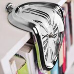 Horloge murale déformée en métal brillant avec un design moderne et artistique.