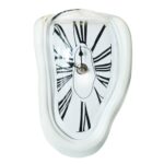 Horloge artistique en verre soufflé avec cadran romain déformé, design moderne et original, parfait pour la décoration scientifique ou contemporaine.