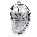 Horloge artistique en verre soufflé avec cadran romain déformé, design moderne et original, parfait pour décoration scientifique ou contemporaine.