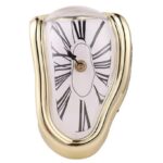 Montre déformée avec cadran romain, design artistique et original, en or et verre, inspirée par l'œuvre de Salvador Dalí.