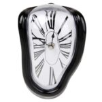 Horloge artistique déformée en forme de goutte avec chiffres romains, design moderne et original pour décoration intérieure.