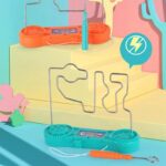 Piste de jeu électrique pour enfants avec circuits en métal et moteur, idéale pour stimuler la créativité et la coordination des jeunes enfants.