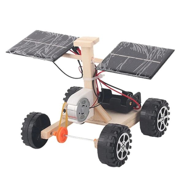 Véhicule solaire avec panneaux solaires, moteur électrique et roues, conçu pour l'apprentissage de l'énergie solaire et de la robotique.