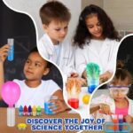 Expérience scientifique pour enfants avec tubes à essai colorés et matériel de laboratoire.