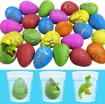 Oeufs de Pâques colorés avec un dinosaure en plastique dans un verre d'eau, illustration ludique et éducative pour la décoration ou l'apprentissage.
