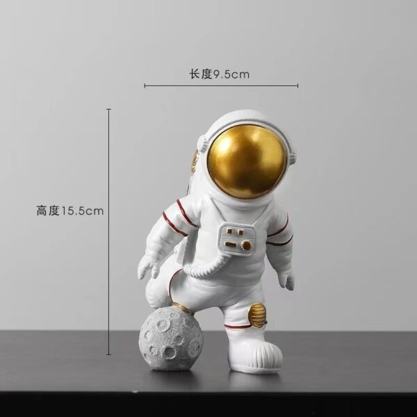 Figurine d'astronaute avec planète et module spatial.