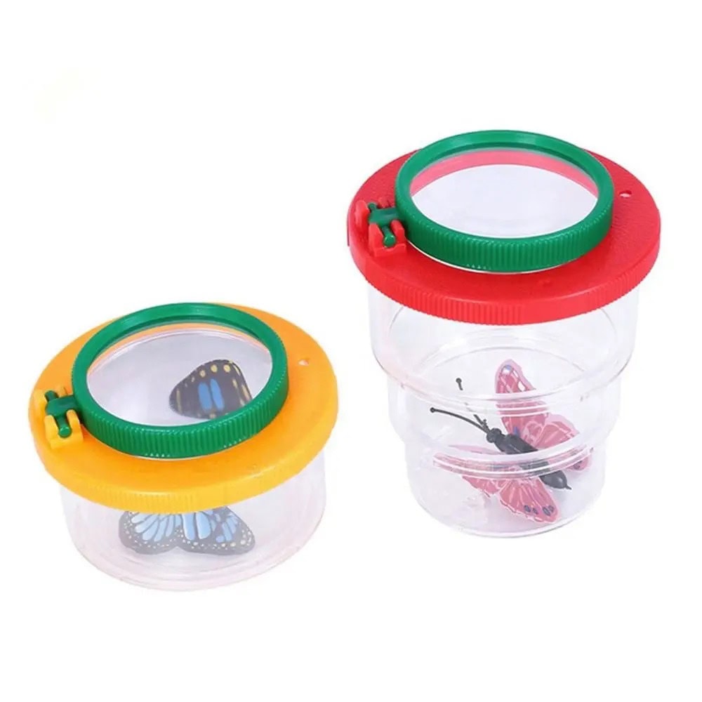 Loupe en plastique avec papillon pour observation scientifique.