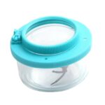Loupe de microscope compacte avec boîtier en plastique turquoise, idéale pour l'observation scientifique en déplacement ou pour l'éducation.