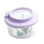 Lampe de poche compacte avec couvercle transparent et insecte décoratif à l'intérieur, idéale pour l'observation en plein air ou comme objet de décoration scientifique.