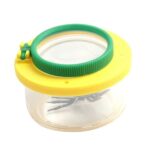 Loupe de microscope avec cadre jaune et vert, idéale pour l'observation scientifique ou éducative.