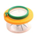 Loupe de laboratoire avec support coloré pour l'observation scientifique.