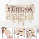 Panneau de décoration anniversaire en bois avec mois de l'année et cercles en forme de cœur suspendus.