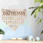 Calendrier familial en bois avec les jours d'anniversaire, décoration intérieure pour célébrer les événements familiaux.