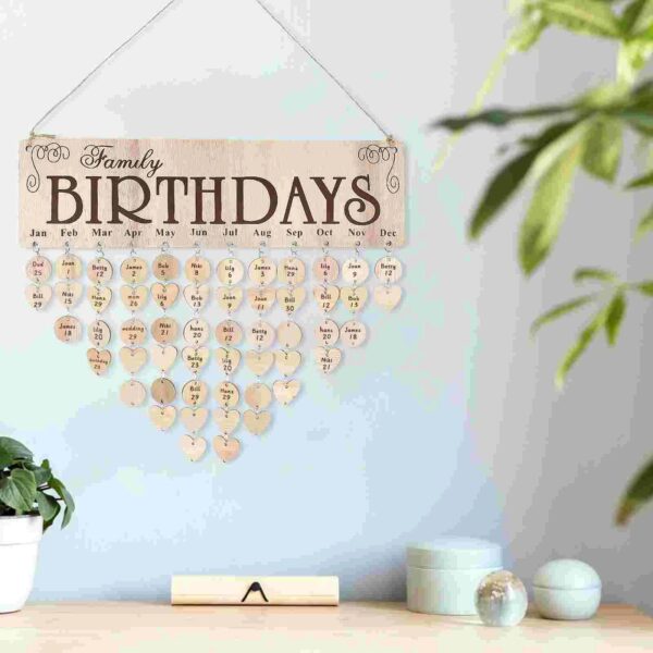 Calendrier familial en bois avec les jours d'anniversaire, décoration intérieure pour célébrer les événements familiaux.