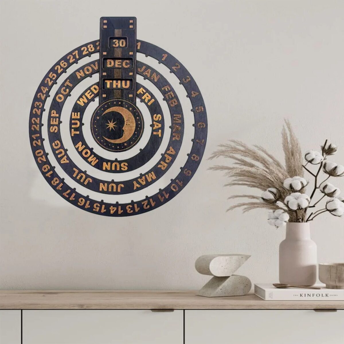 Horloge calendrier lunaire et saisonnier en bois, décoration murale pour un intérieur moderne et élégant.