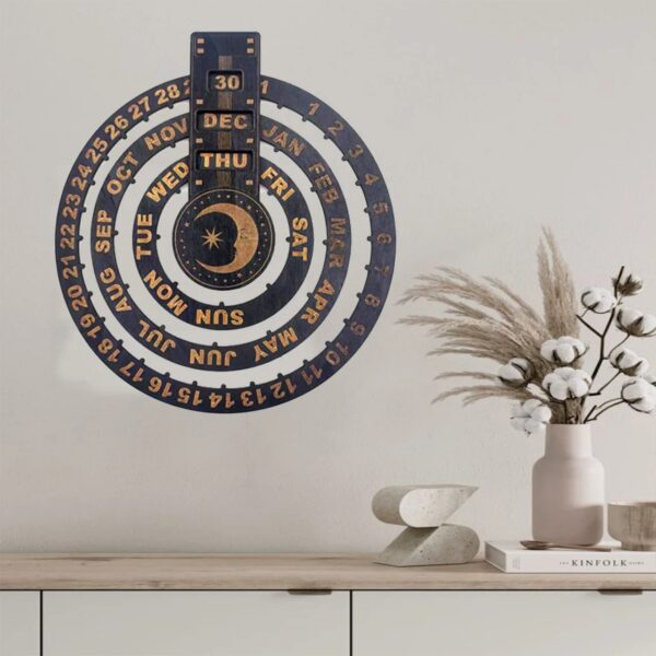Horloge calendrier lunaire et saisonnier en bois, décoration murale pour un intérieur moderne et élégant.