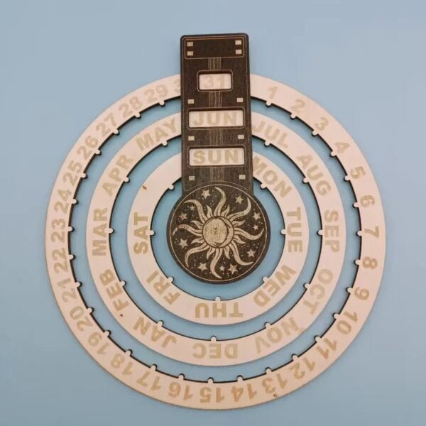 Un calendrier original en bois, combinant un design solaire et lunaire, parfait pour la décoration de bureau ou de maison, alliant esthétique et fonctionnalité.