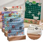 Calendrier perpétuel en bois avec motifs ludiques et colorés, idéal pour la décoration et l'organisation.