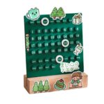 Calendrier éducatif pour enfants avec jours, dates, mois, illustrations de personnages et éléments de décoration scientifiques et ludiques.