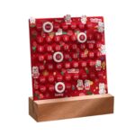 Calendrier de l'Avent en forme de lapins et tulipes, décoration de saison, avec jours et mois pour compter jusqu'à Noël.