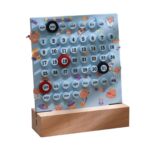 Calendrier perpétuel en bois et plastique avec animaux et planètes, idéal pour la décoration de bureau ou chambre d'enfant, combinant fonctionnalité et design ludique.