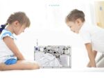 Deux enfants, une fille et un garçon, explorent une vitrine scientifique contenant des instruments et des objets liés à la science, dans un environnement lumineux et éducatif.