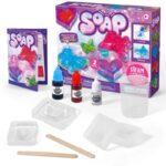 Jeu de fabrication de savon coloré et scintillant pour enfants à partir de 8 ans, comprenant des moules, des colorants, et des accessoires pour créer des savons personnalisés.