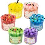 Assortiment de pots de slime coloré avec fruits en gelée, parfaits pour la décoration ou le jeu, dans des couleurs vives comme jaune, rose, bleu, vert, violet et rouge.