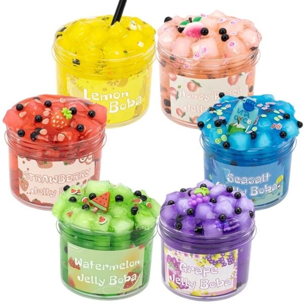 Assortiment de pots de slime coloré avec fruits en gelée, parfaits pour la décoration ou le jeu, dans des couleurs vives comme jaune, rose, bleu, vert, violet et rouge.