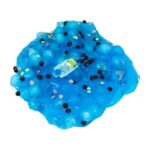 Pùte à modeler bleue avec perles noires et petites fleurs, idéale pour décoration ou activités éducatives.