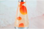 Vase en verre transparent avec bulles d'air orange, décoration moderne et élégante, idéal pour embellir votre intérieur avec une touche scientifique et colorée.