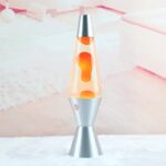 Lampe à lave scientifique avec base en métal et liquide orange en mouvement, idéale pour la décoration et l'apprentissage de la physique.