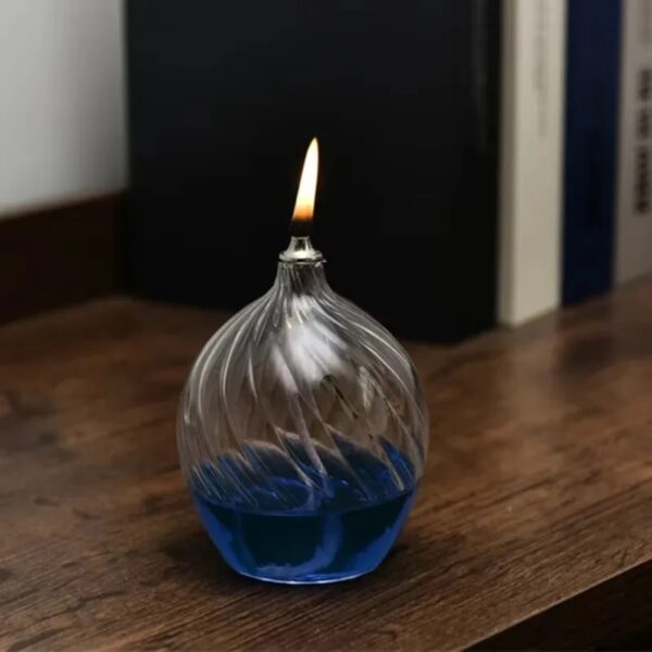 Porte-bougie en verre avec liquide bleu, design scientifique élégant, idéal pour décoration de science ou ambiance chaleureuse.