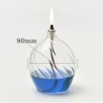 Lampe à huile en verre avec liquide bleu et mèche allumée, idéale pour la décoration scientifique ou moderne.