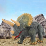 Figurine de dinosaure en plastique avec détails réalistes et couleurs naturelles, idéale pour la décoration ou le jeu éducatif.