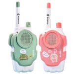Deux écouteurs pour enfants en forme de talkie-walkie, un vert et un rose, avec des motifs mignons de tortue et lapin, conçus pour une utilisation ludique et éducative.