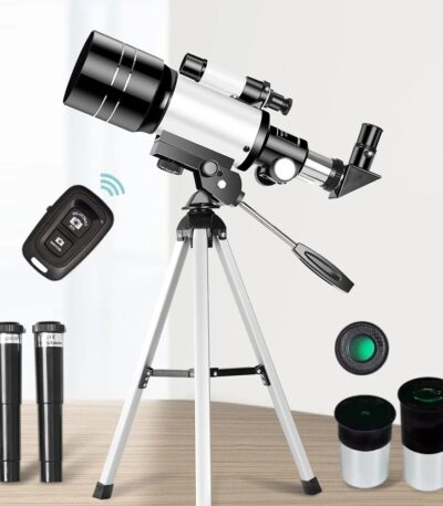 Télescope astronomique avec accessoires pour observation céleste, comprenant un télescope, télécommande, et divers oculaires, idéal pour l'astronomie amateur et l'observation du ciel nocturne.