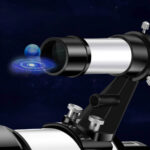 Télescope astronomique avec projection de la Terre et de l'espace, idéal pour l'observation des étoiles et des planètes, parfait pour les amateurs d'astronomie.