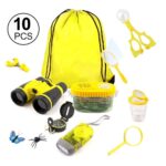 Accessoires de découverte scientifique pour enfants, comprenant jumelles, loupe, insectes, et sac de rangement jaune pour activités éducatives en plein air.