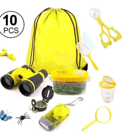 Accessoires de découverte scientifique pour enfants, comprenant jumelles, loupe, insectes, et sac de rangement jaune pour activités éducatives en plein air.