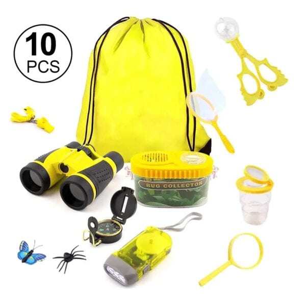 Accessoires de découverte scientifique pour enfants, comprenant jumelles, loupe, insectes, et sac de rangement jaune pour activités éducatives en plein air.