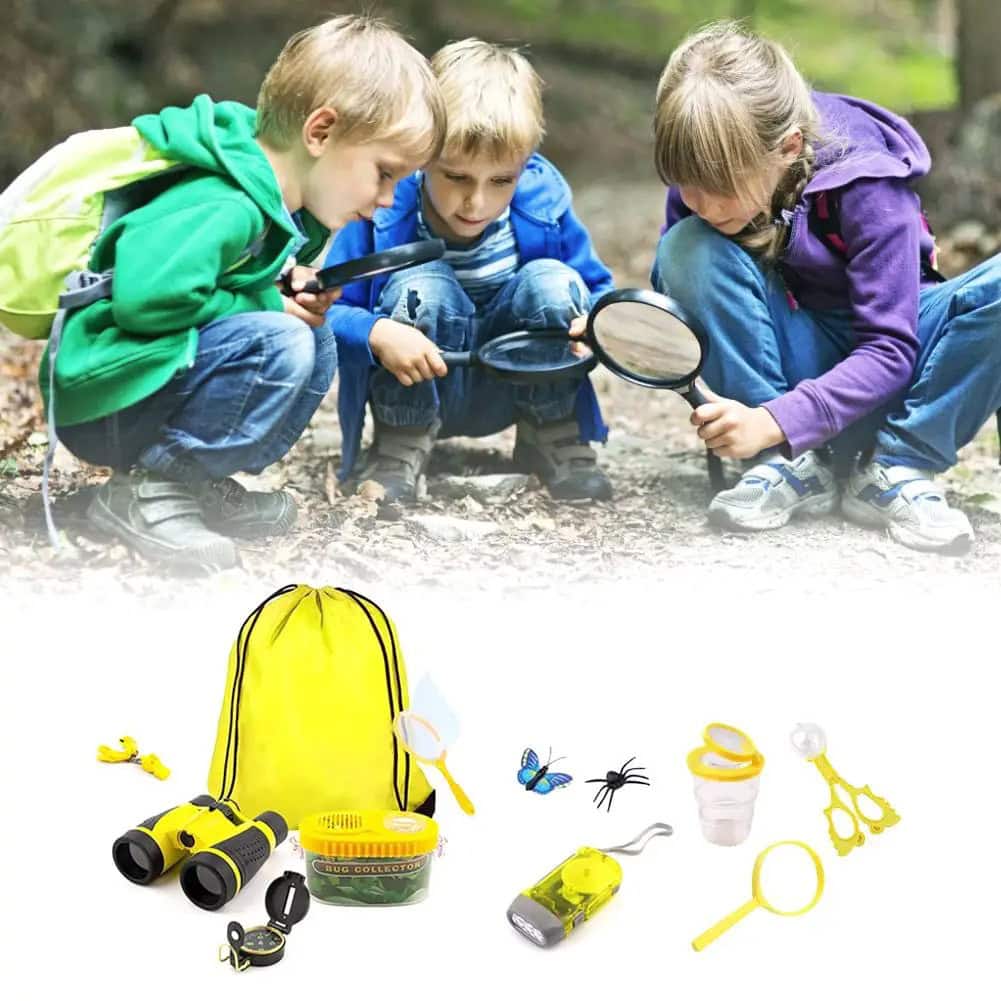 Kit d'observation scientifique pour enfants avec loupe, jumelles, insectes, et accessoires éducatifs.